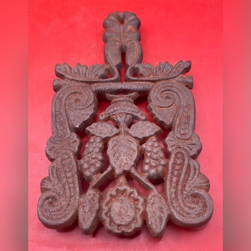 Vintage 1950’s Cast Iron Trivet Grapes Leaves 7”